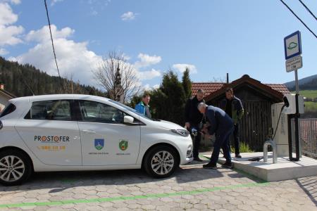 Testno polnjenje avtomobila na e-polnilnici v Lučah